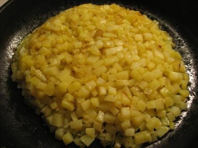 Råstekt tärnad potatis med lök