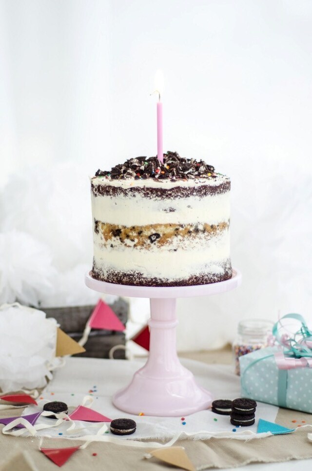 Naked Cookies and Cream Birthday Cake, and a late Blogiversary! (Naken Oreo Tårta)