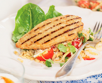 Grillade filéer med kokossmakande matvetesallad och ingefärsyoghurt