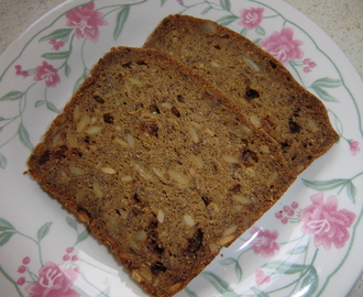 Variation på glutenfritt, fröspäckat surdegsformbröd