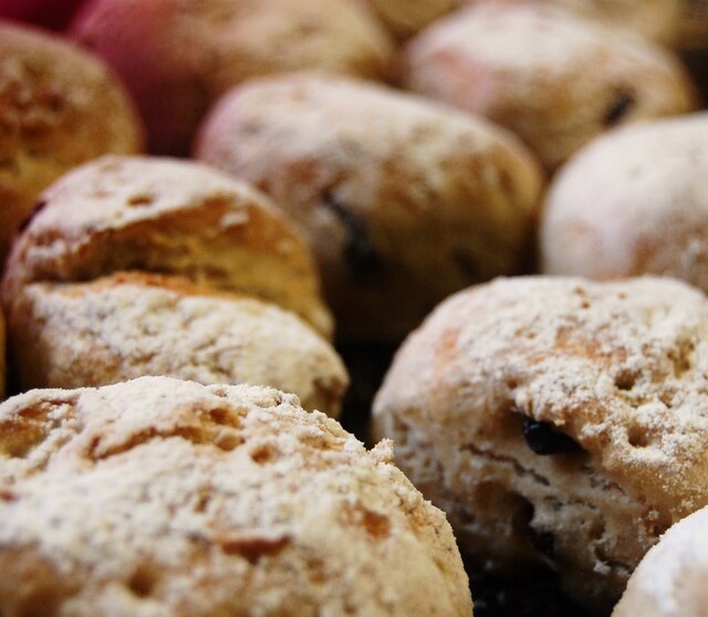 Brödbullar med havregryn och russin & Brödbullar med kruskakli