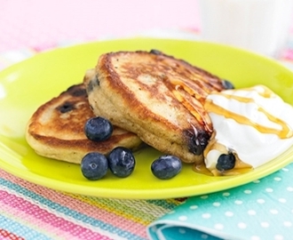 Amerikanska pannkakor med frukt och bär