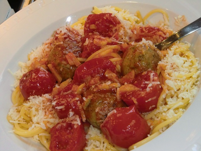 Vegetariska mandelbullar med sås på färska tomater - bra både till mingel och middag