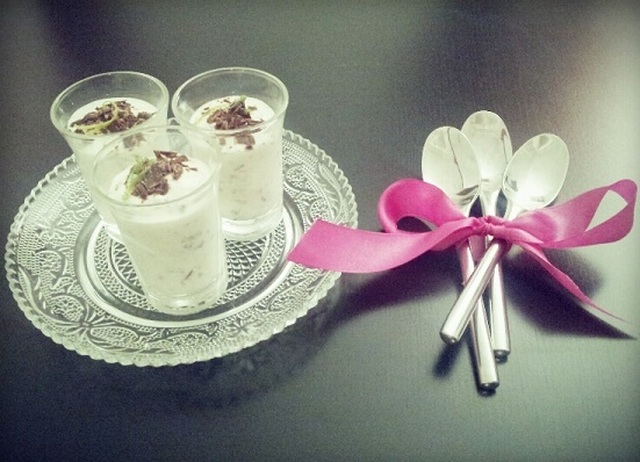 Dessert med yoghurt, lime och mörkchoklad