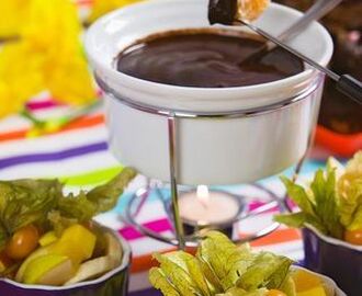 Chokladfondue med frukt och bär