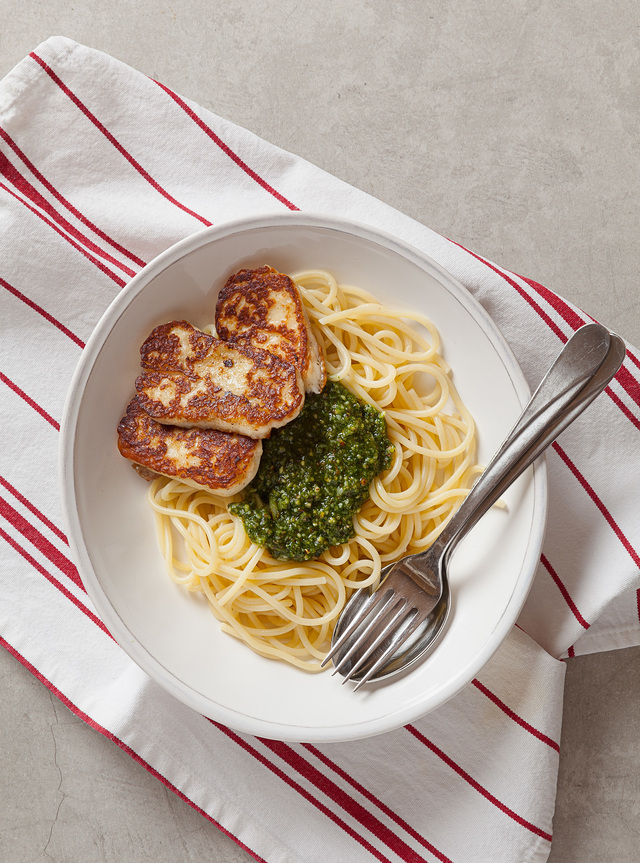 Pasta pesto med halloumismul – och det där med att styla maten