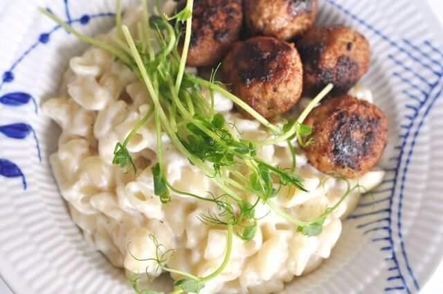 Stuvade makaroner med köttbullar