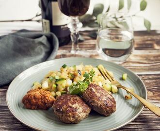 Färsbiffar med tapenade och zucchinipytt