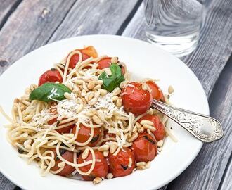 Spaghetti med ugnsrostade körsbärstomater
