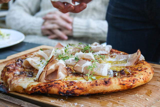 Rökbakad pizza på grillen & rökt bacon