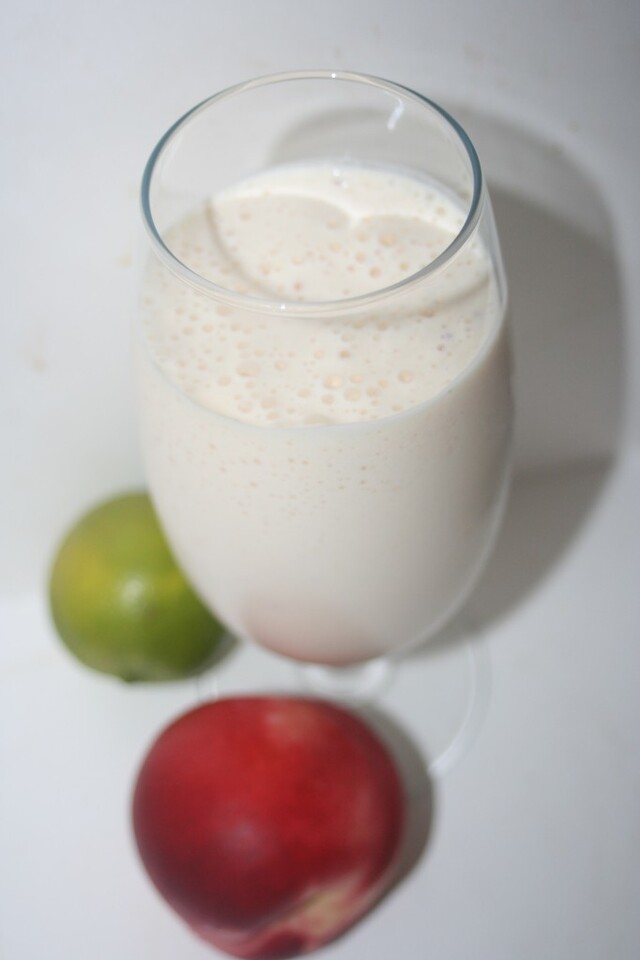 Fruktig smoothie med nektarin, mango och ananas!