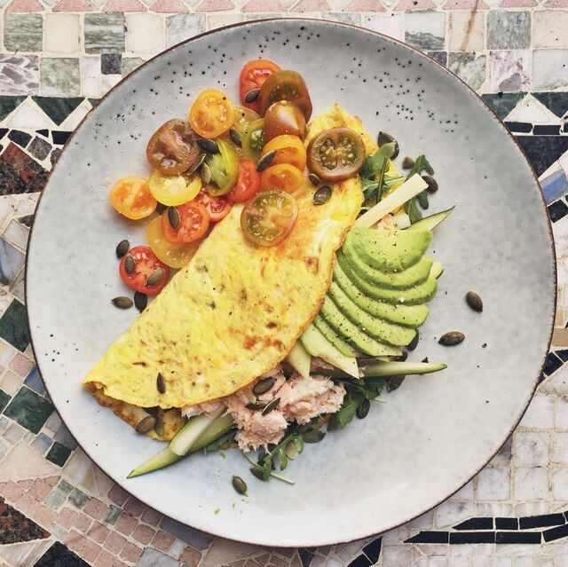 Snabblunch: omelettwrap med laxröra, avokado och tomatsallad