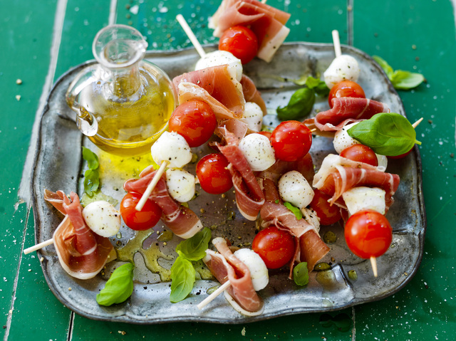 Cocktailspett med minimozzarella och prosciutto