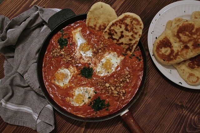 Pocherade ägg i krämig tomatsås med kokosmjölk och garam masala + hembakat naanbröd