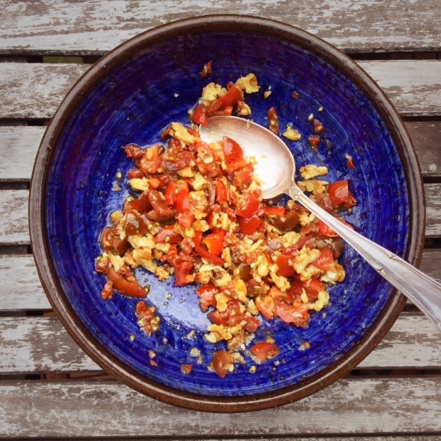 Snabb, ljummen tomatpasta (100 % råris) med valnötter, blomkål och timjan (glutenfritt, vegan)