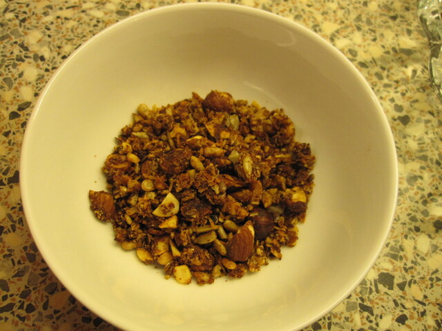 Knaprig müsli granola med kokos och nötter, glutenfri