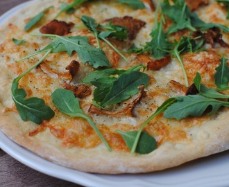 Pizza med kantareller och ruccola