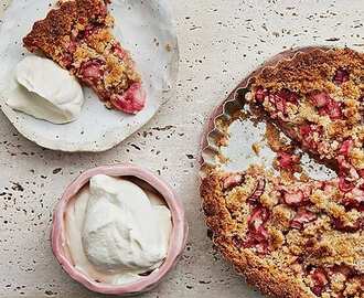 Glutenfri smulpaj med rabarber och kardemumma