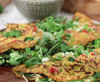 Vietnamesisk pannkaka med örter och räkor | Recept från Köket.se