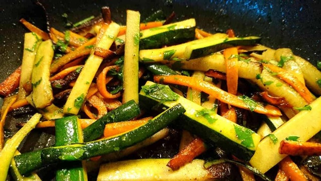 Persiljeslungad morot och zucchini
