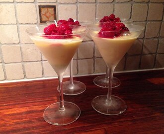 Vit choklad pannacotta med limemarinerade bär