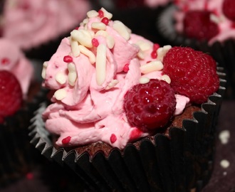 Kladdiga chokladmuffins med hallonfrosting