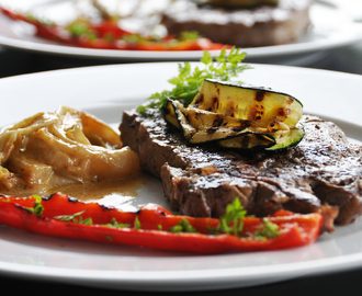 Grillad entrecote med endive, zucchini och paprika