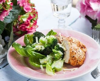 Stekt kyckling med citron- och parmesanslungad broccoli