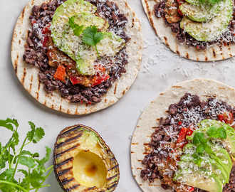 Tostadas med bönröra, grillad avokado, tomatsalsa och riven ost