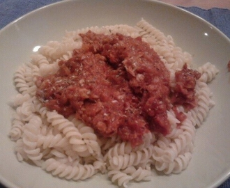 Pasta med tonfisk i tomatsås