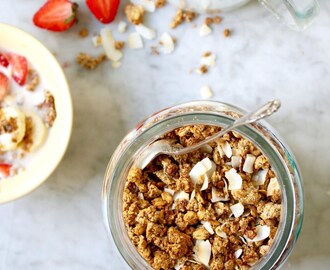 Granola med smak av jordgubbar och kokos