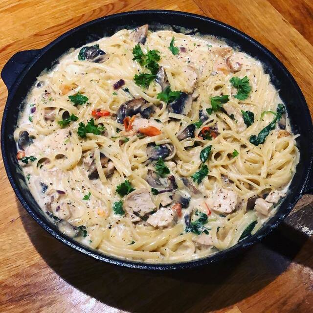 ⓐⓝⓓⓡⓔⓐⓢ ⭐️ on Instagram: “Linguine med grillad kyckling, champinjoner, vitlök, lök, chili, parmesan, bladspenat och persilja ?”