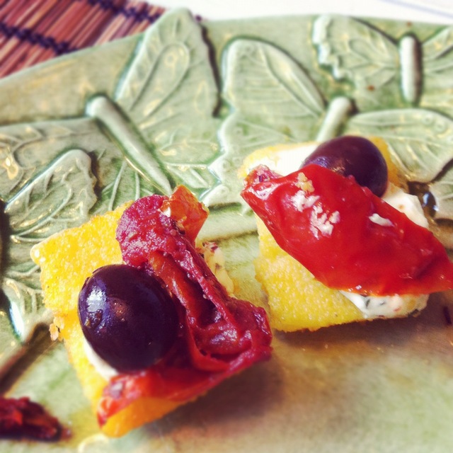 Polentasnittar med soltorkade tomater och oliver