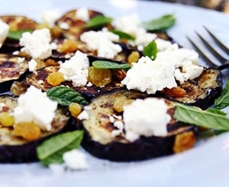 Grillad aubergine med mynta, russin och pinjenötter