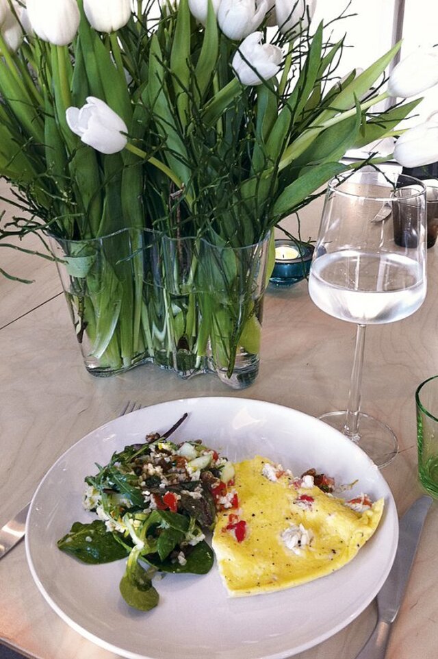 Krabbomelett med bulgursallad smaksatt med apelsin, sultanrussin och persilja