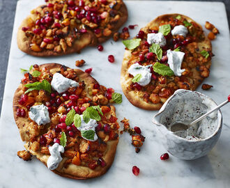 Naanbrödspizza med kryddig färs och tahiniyoghurt