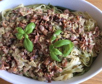 Krämig Pasta med baconsås och rostade pinjenötter!