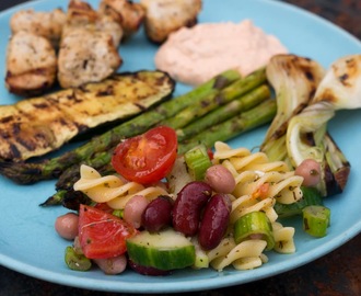 Grillat kycklingspett med grillade grönsaker och glutenfri pastasallad