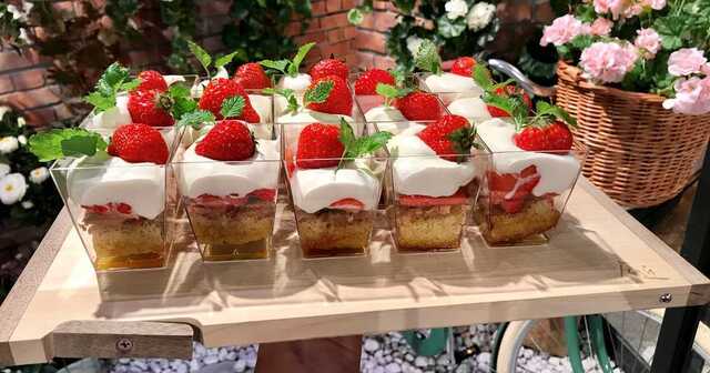 Sommartårta i glas med jordgubbar och brynt smör