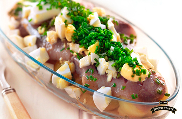 Matjessill med mandelpotatis, ägg och brynt skaldjurssmör – en ny klassiker!