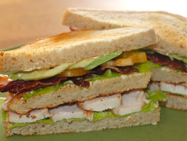 Club sandwich med avokado och stekt kyckling