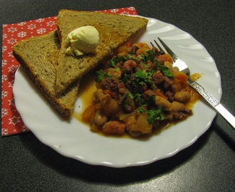 Rostat bröd, vita bönor i tomatsås och stekt bacon på en brunch