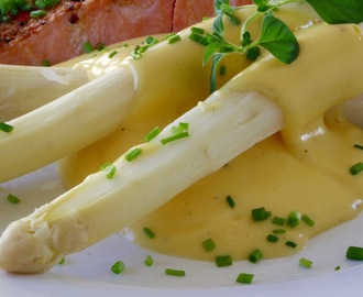 Hollandaise med sparris, tryffelolja och rökt lax