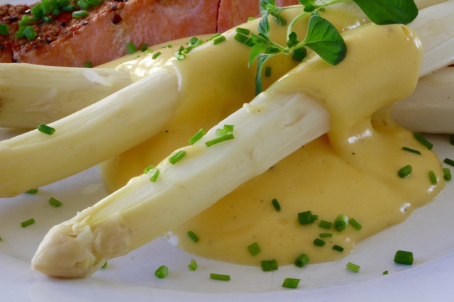 Hollandaise med sparris, tryffelolja och rökt lax