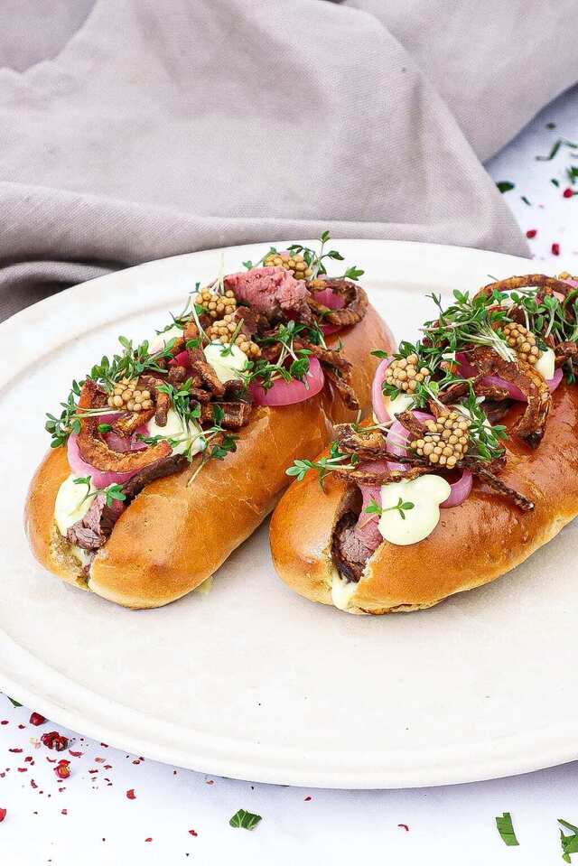 Steak dogs med bearnaise og løg - Opskrift på gourmet hotdogs
