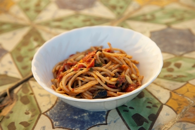 Spaghetti med sardeller och kapris