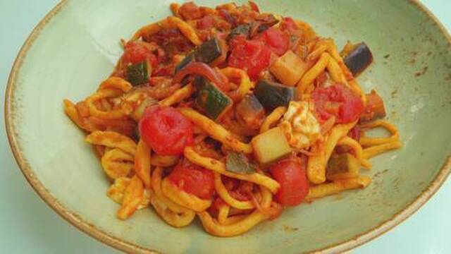 Fusilli med pancetta och mozzarella