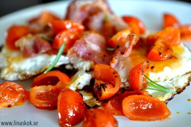 Varm Ägg & Bacon Macka med Smörstekta Tomater och Rosmarin...