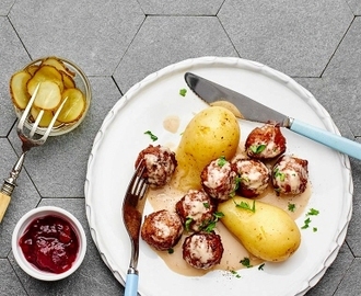 Köttbullar i gräddsås med lingon och gurka