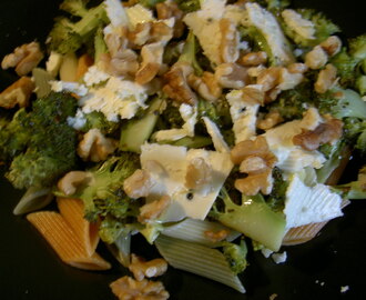 Pasta med rostad broccoli, ädelost och valnötter